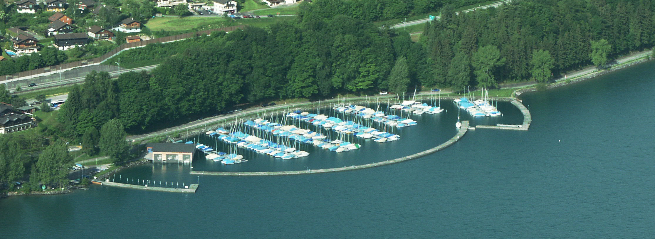 Bootshafen Güetital am Thunersee mit Bootsvermietung von Sportbooten und Bootsfahrschule Andreas Gehri Bootshafen Güetital am Thunersee mit Bootsvermietung von Sportbooten und Bootsfahrschule Andreas Gehri