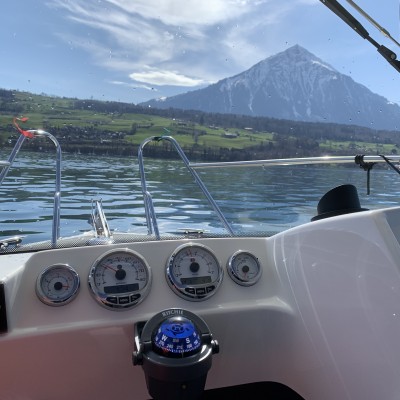 Bootsvermietung und Bootsverleih Thunersee vermietet Parker 660 Pilothaouse Motorboot mit 150 PS für Bootsausflüge, Sonnenbaden, Tubing, Wasserski und Wakboarden.