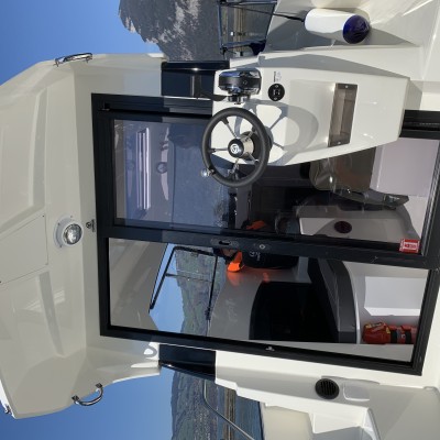 Bootsvermietung und Bootsverleih Thunersee vermietet Parker 660 Pilothouse mit 150 PS zum Wakeboarden, Wasserskifahren, Sonnenbanden und vieles mehr.