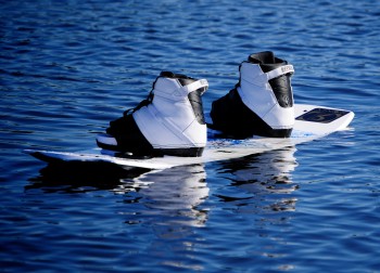 Wakbaord mit Sportboot Monterey 180 FS mieten bei Bootsvermietung am Thunersee.